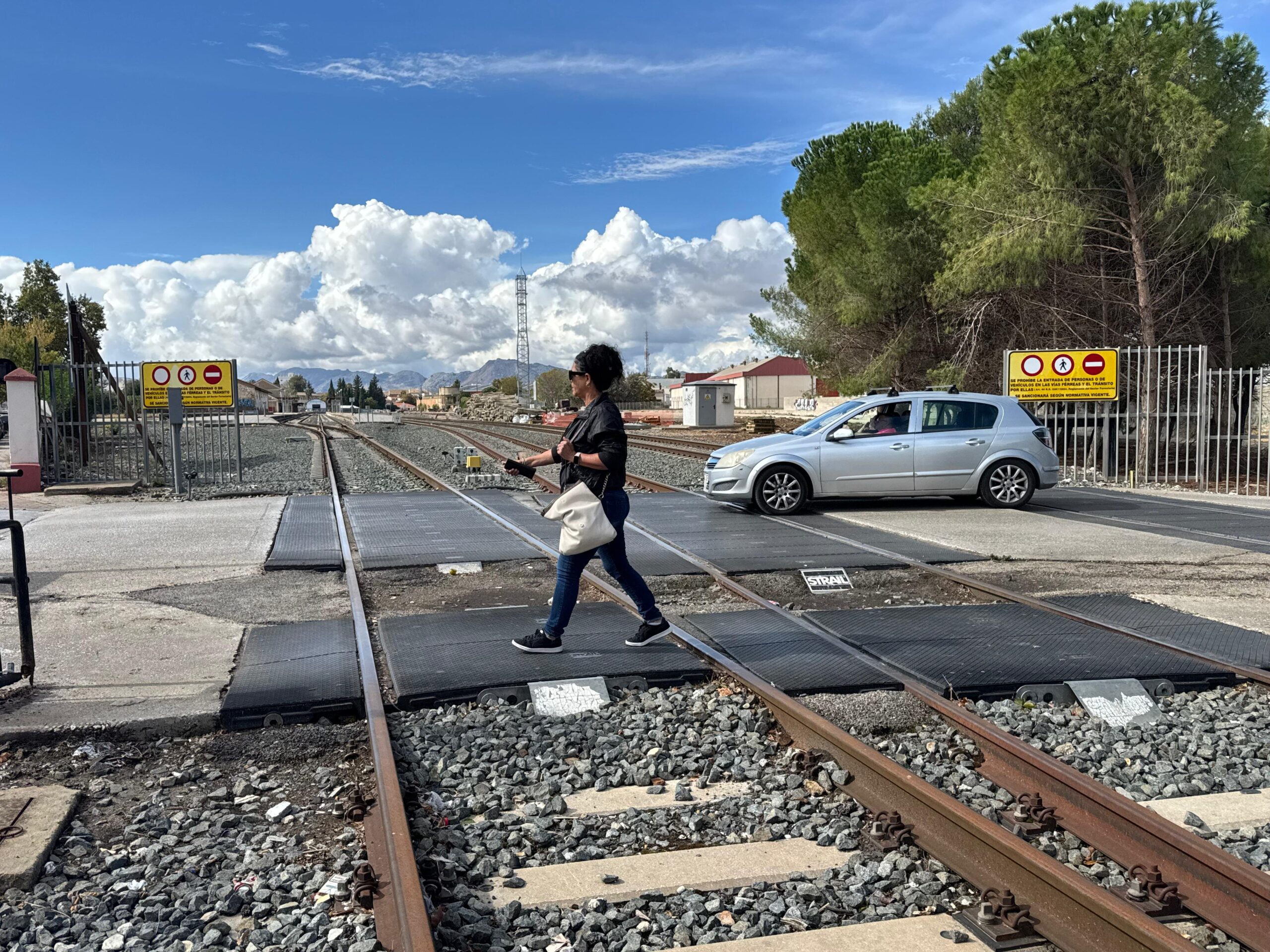 Paso a nivel con barreras del polígono.