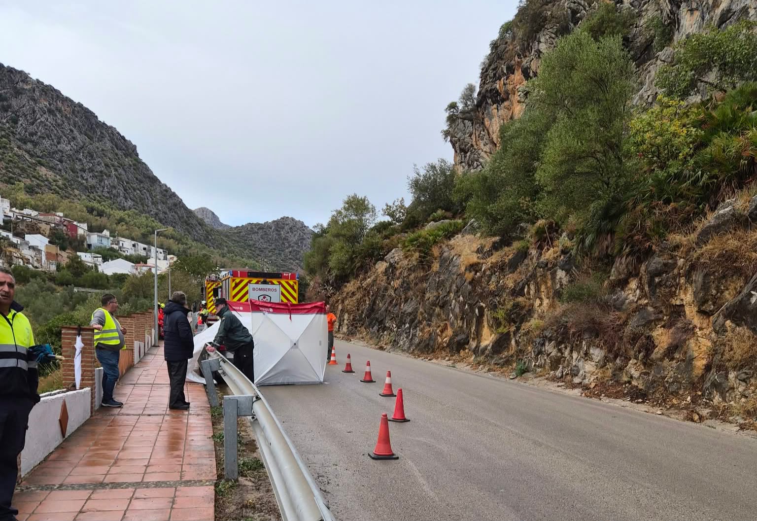Efectivos de la Guardia Civil de Tráfico y servicios sanitarios se han desplazados hasta el lugar del accidente.