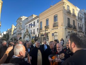 Hermanos auroreros cantado en la calle Virgen de la Paz. Foto: Hermandad de la Aurora.