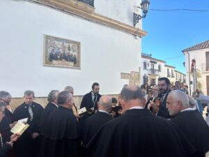 Uno de los momentos de canto por parte de los hermanos auroreros. Foto: Hermandad de la Aurora.