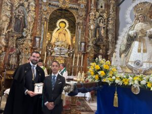 Obsequio por parte de la Hermandad de la Paz. Foto: Hermandad de la Aurora.