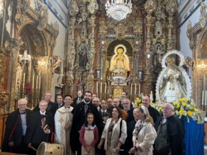 Visita a la Virgen de la Paz. Foto: Hermandad de la Aurora.